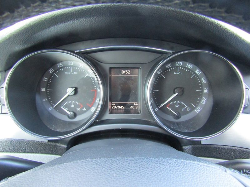 Škoda Superb (2011) 1.6 TDI 77kW ZIMNÍ PNEU - fotka 24 z 32