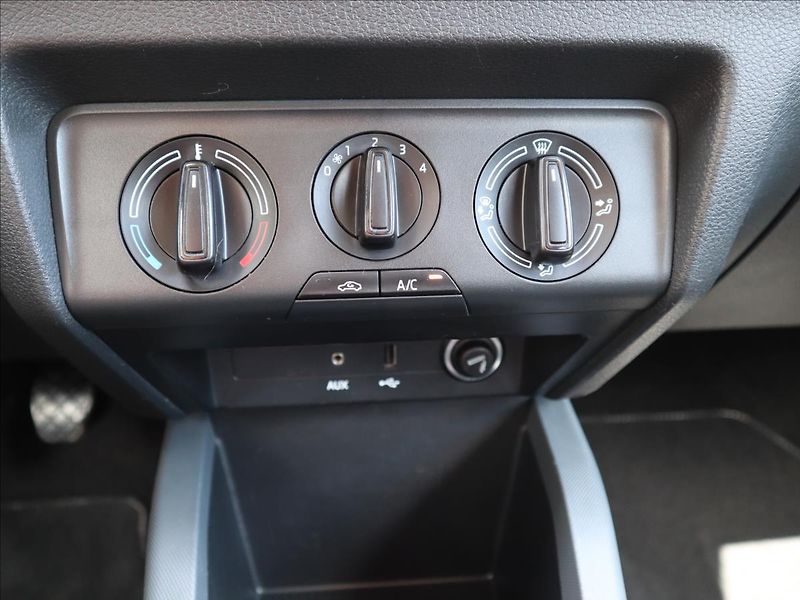 Škoda Fabia 1,0 MPI Active, Klima - fotka 13 z 35