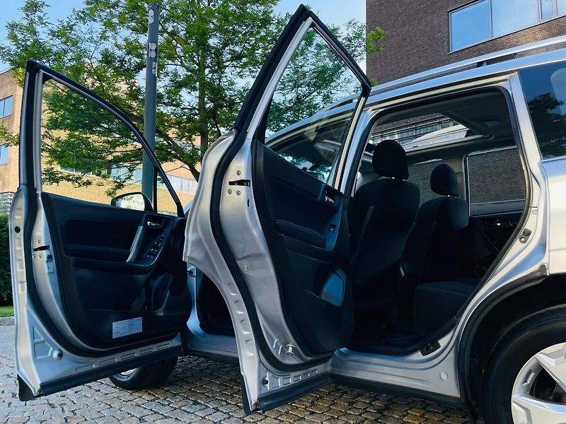Subaru Forester 2.0i 4x4 AUT KAM TAŽNÉ SERVISK - fotka 21 z 44