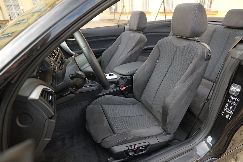 BMW Řada 2 228i Cabrio M-Sport H&K Kamera - fotka 15 z 33