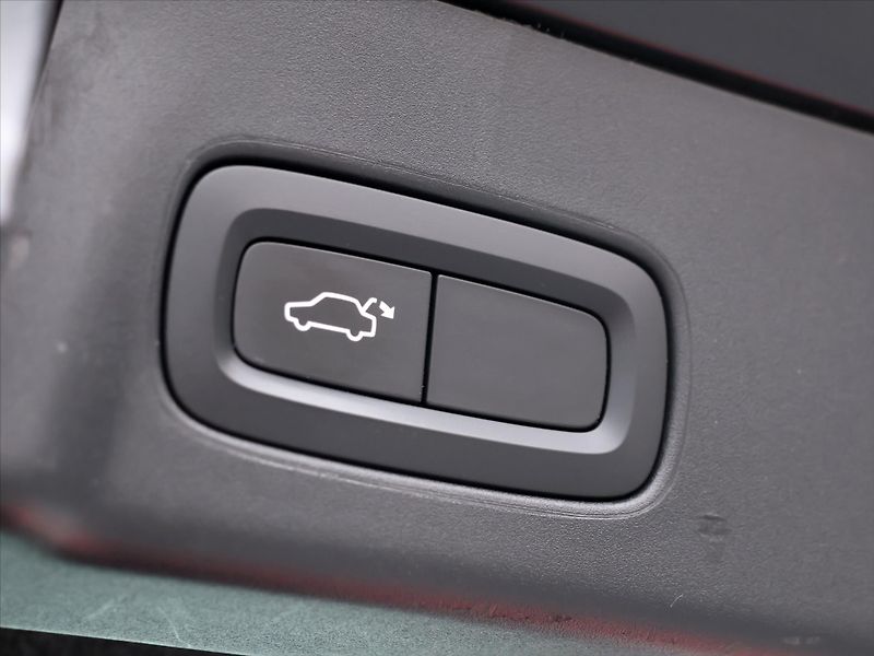 Volvo V90 2.0 D3 110kW Aut. Momentum LED - fotka 11 z 40