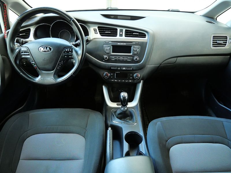 Kia Ceed (2013) 1.6GDi, ČR, AC, park.čidla - fotka 8 z 22