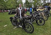 Habrovany cestovaly časem. Park zaplnily historické automobily i motorky.