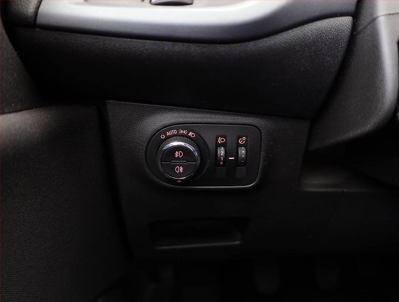 Opel Corsa (2016) 1.4 Turbo, Tempomat - fotka 14 z 16