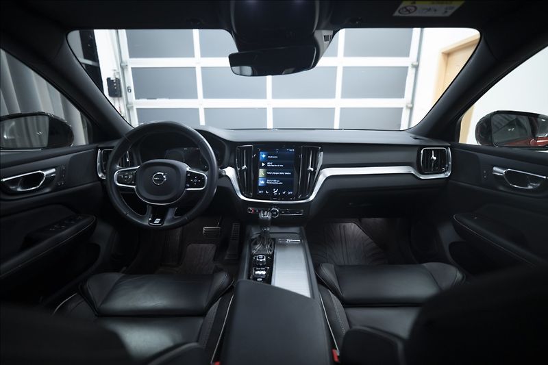 Volvo V60 2,0 D4 R-DESIGN NAVI KAMERA ČR - fotka 14 z 40