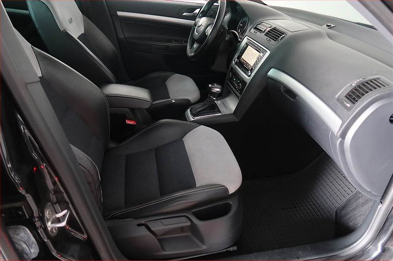 Škoda Octavia (2010) RS 2.0 TDI, Automat, Xenony - fotka 9 z 18
