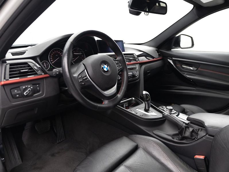 BMW Řada 3 330d xDrive Touring - fotka 11 z 22