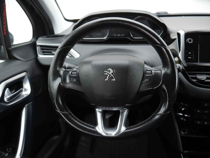 Peugeot 2008 (2019) 1.2 PT, Výhř.sed. - fotka 13 z 14