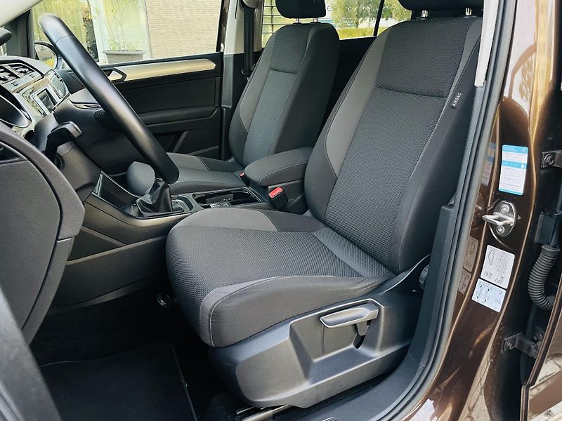 Volkswagen Touran 1.2TSI MANUÁL 7MÍST SERVISKA - fotka 28 z 42