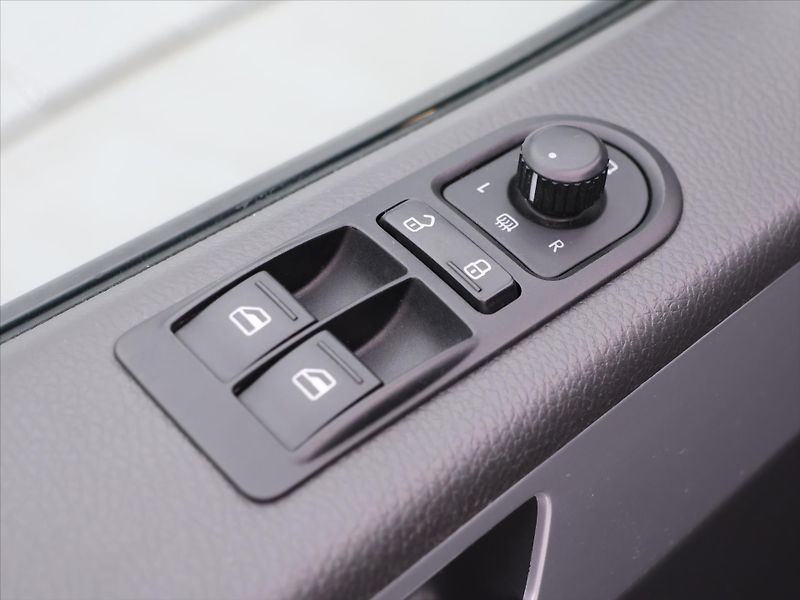 Volkswagen Multivan 2,0 TSI 150kW 4M DSG Highline - fotka 15 z 39