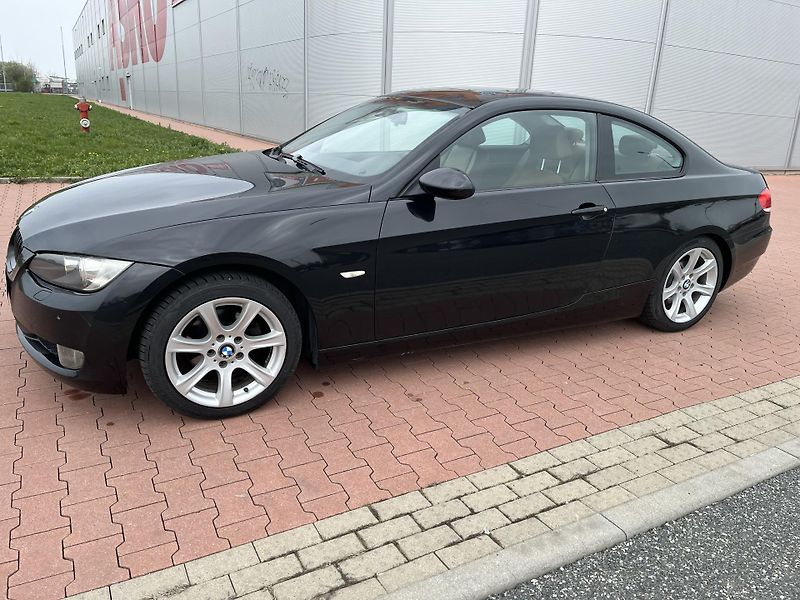 BMW Řada 3 320i Coupe - fotka 2 z 23