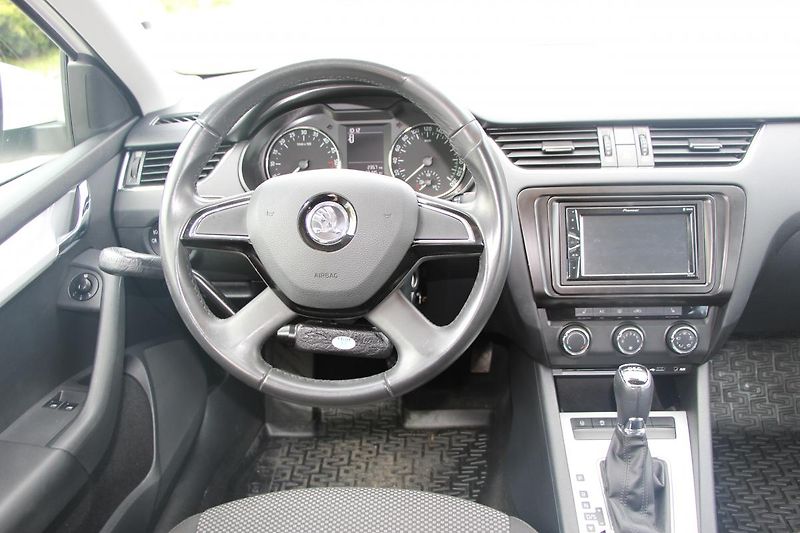 Škoda Octavia 1,6 TDI DSG KLIMA     - fotka 8 z 12