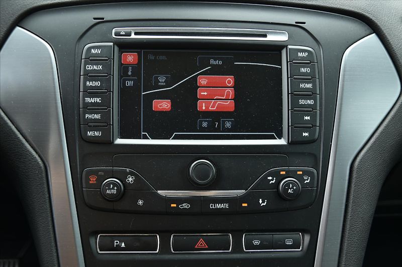 Ford Mondeo 2.0TDCI 120kW NAVI SERVIS. KN. - fotka 22 z 23