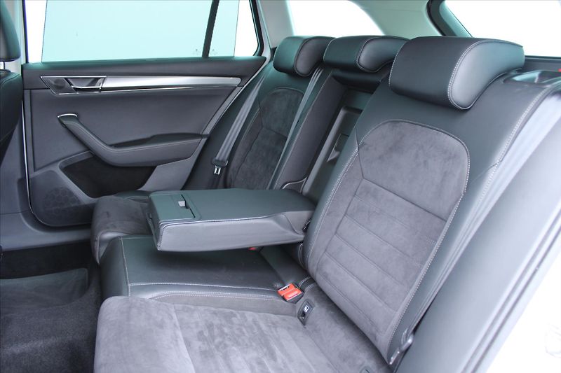 Škoda Superb 2.0 TDI SCOUT DSG ČR - fotka 11 z 31