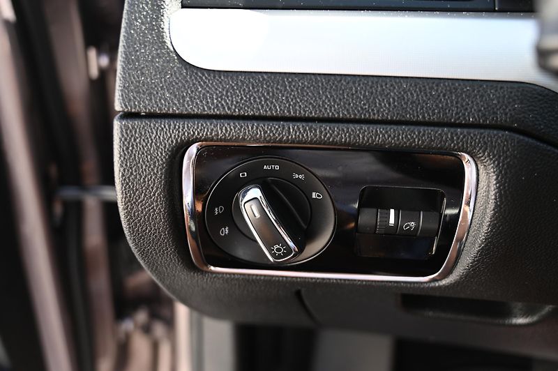 Škoda Superb 2.0TDI 125KW rezervace 3/2011 - fotka 17 z 43
