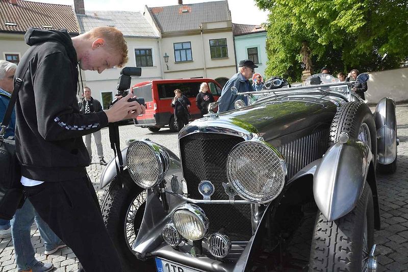 Stovka nablýskaných motocyklů a automobilů předválečné a meziválečné éry vyrazila v neděli z Horního náměstí v Přerově na spanilou jízdu regionem. Nejstarší účastnicí byla osmaosmdesátiletá Libuše Šulcová, která na trasu vyrazila na motocyklu BSA 770 se s