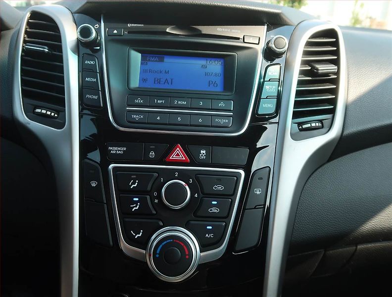 Hyundai i30 (2016) 1.6 MPI, Navi, Tempomat - fotka 12 z 16