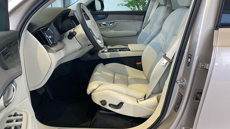 Volvo XC90 (2025) PLUS DARK, T8 AWD, 228+107 kW - fotka 8 z 15