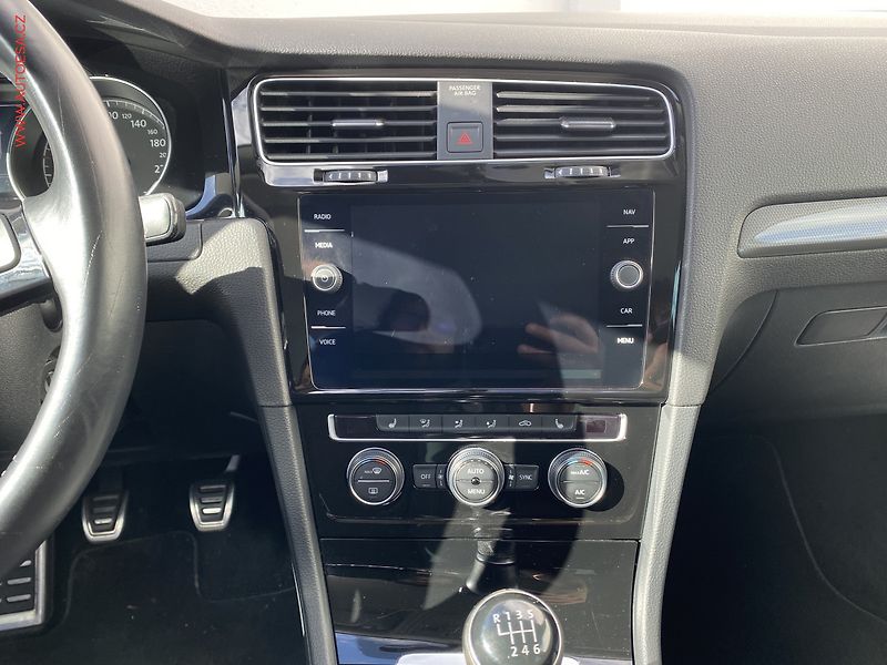Volkswagen Golf (2019) 1.5 TSi, Join, navi - fotka 12 z 18