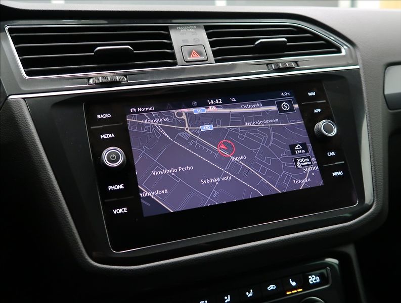 Volkswagen Tiguan 2,0 TDI DSG 4MOTION R-LINE - fotka 27 z 55