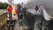 Palivo teče do jednotlivých tanků díky gravitaci