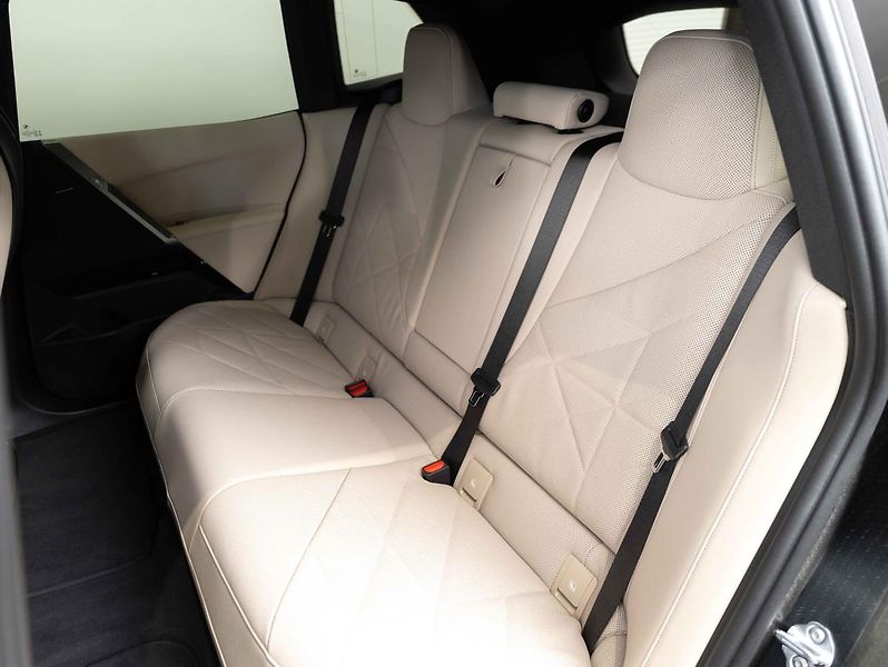 BMW iX xDrive40 - fotka 20 z 22