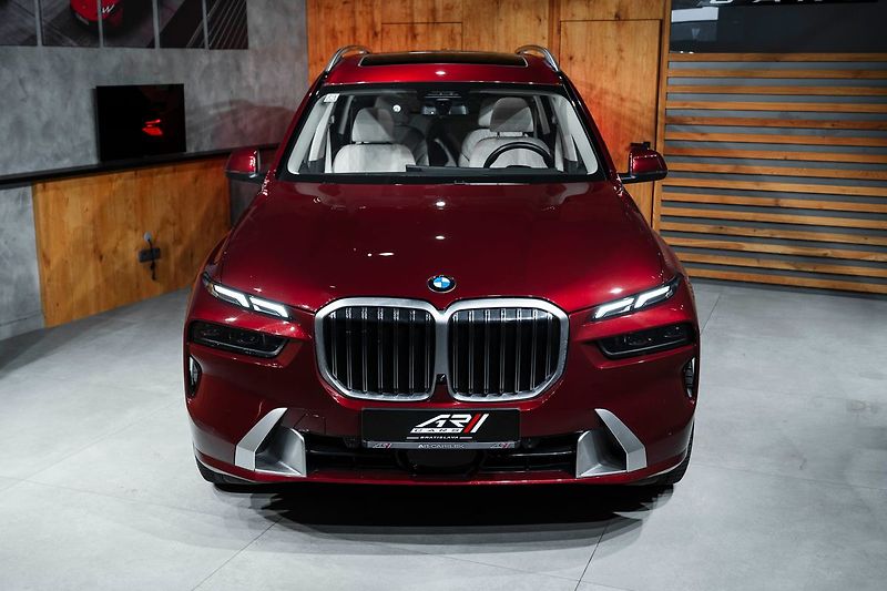 BMW X7 40i - fotka 3 z 27