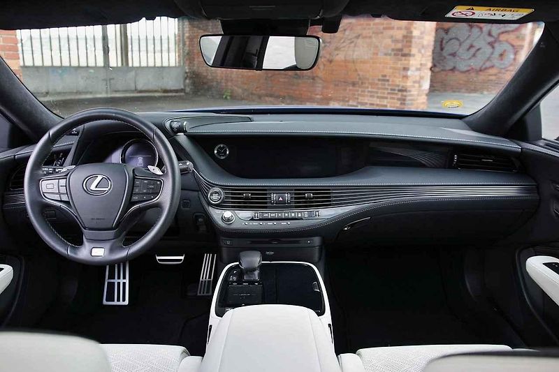 Lexus LS 500.