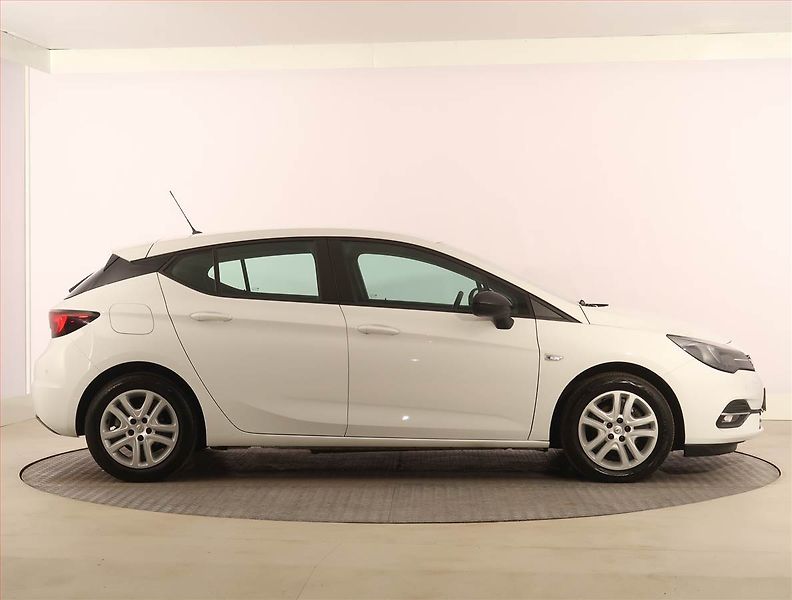 Opel Astra (2022) Business Edition 1.2 Turbo - fotka 6 z 17