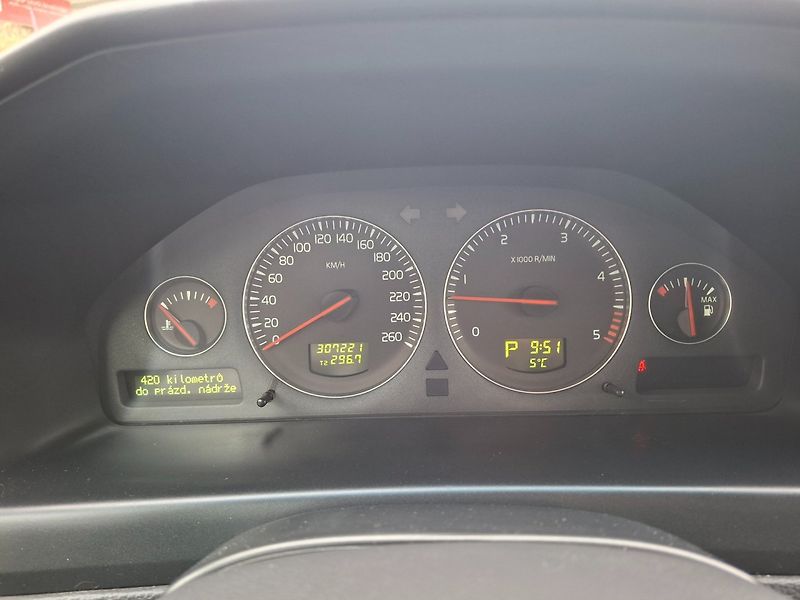 Volvo XC70 (2005) 2.4 D5 120kW AWD -PLNÝ SERVIS! - fotka 16 z 43