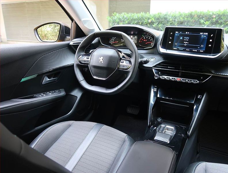 Peugeot 208 (2023) 1.2 PureTech, Automat, ČR - fotka 7 z 21