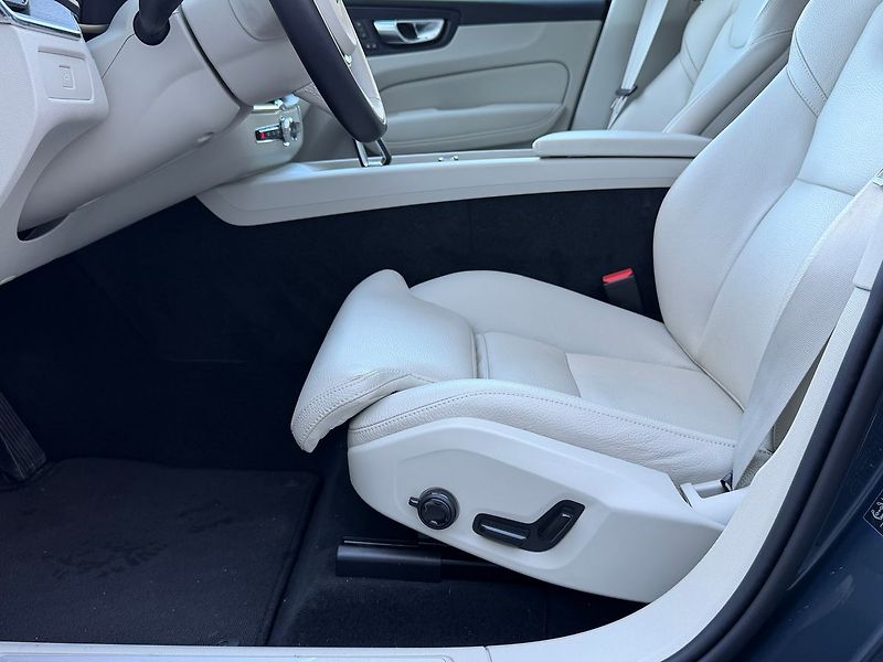 Volvo XC60 B5 AWD PLUS, ACC, LIGHT PAKET - fotka 10 z 24