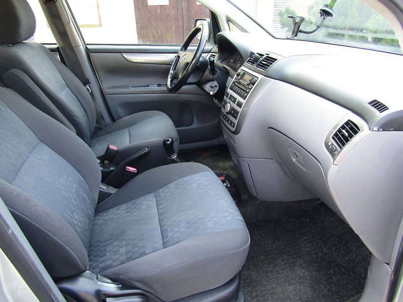Toyota Avensis Verso (2003) 2.0 D-4D 85kW BEZ KOROZE A DPF - fotka 21 z 30