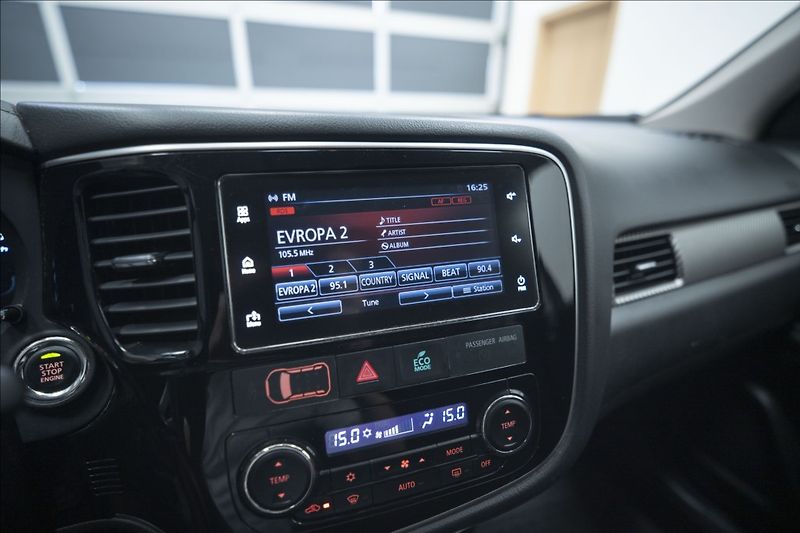 Mitsubishi Outlander 2,0 MIVEC AWD AT INTENSE ČR - fotka 24 z 33