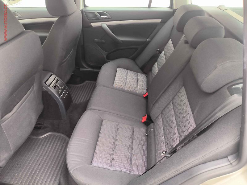 Škoda Octavia (2012) 2.0 TDi, ČR, AC, TZ - fotka 10 z 16