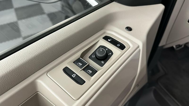 Volkswagen Multivan TAŽNÉ / ZÁRUKA / TOP STAV - fotka 32 z 51