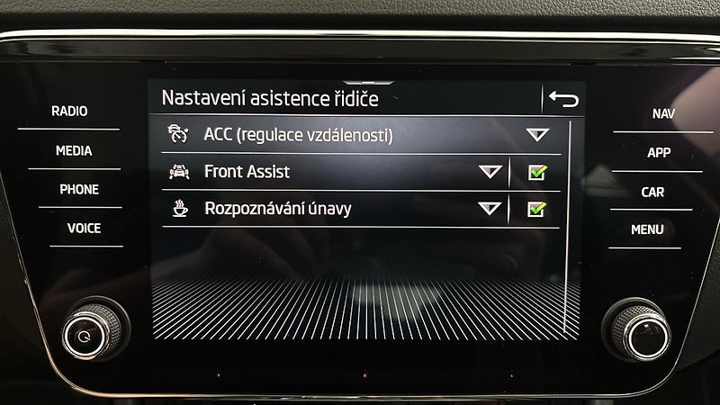 Škoda Superb 2.0 TDI DSG Style Combi - fotka 24 z 26
