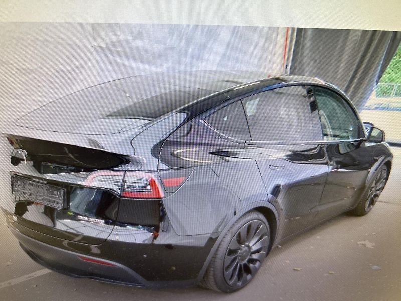 Tesla Model Y PERFORMANCE 393kw 21ALU TZ - fotka 4 z 7