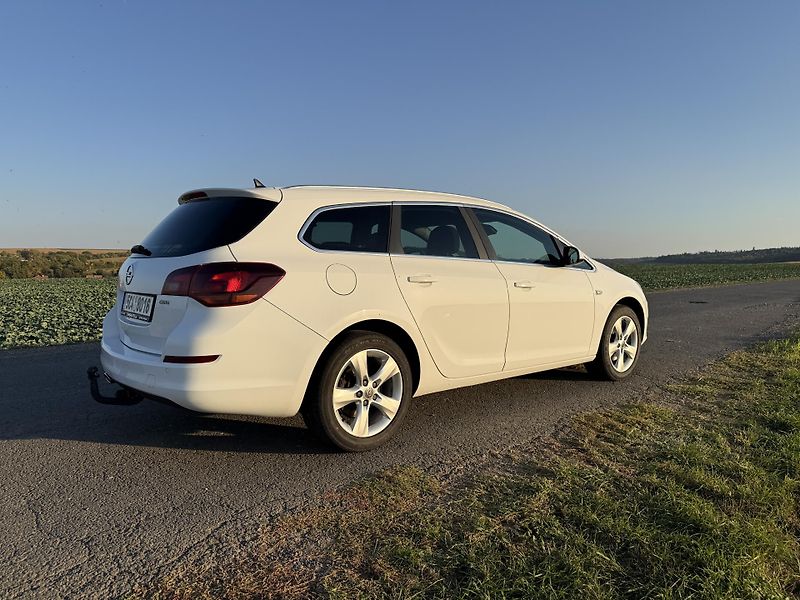 Opel Astra (2011) - fotka 16 z 17
