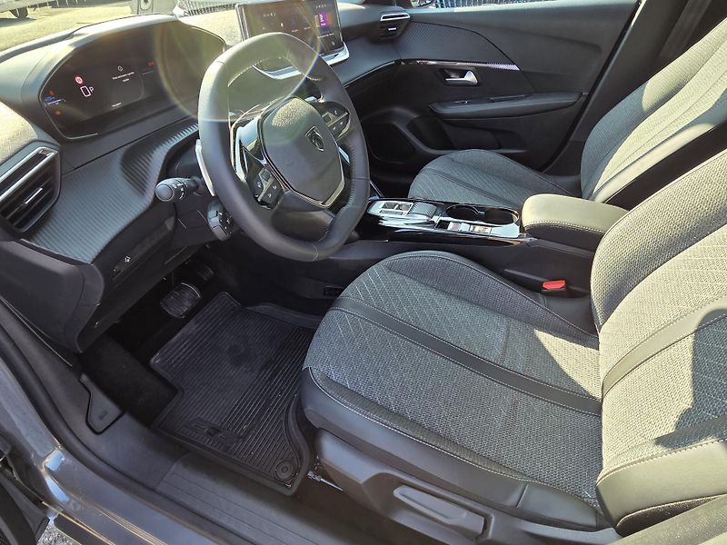 Peugeot 208 (2025)  Hybrid e-DCS 110 ALLURE - fotka 9 z 28