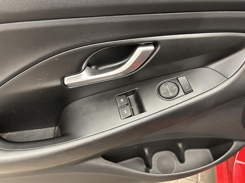Hyundai i30 1.5 GDi Start Plus kombi - fotka 16 z 21