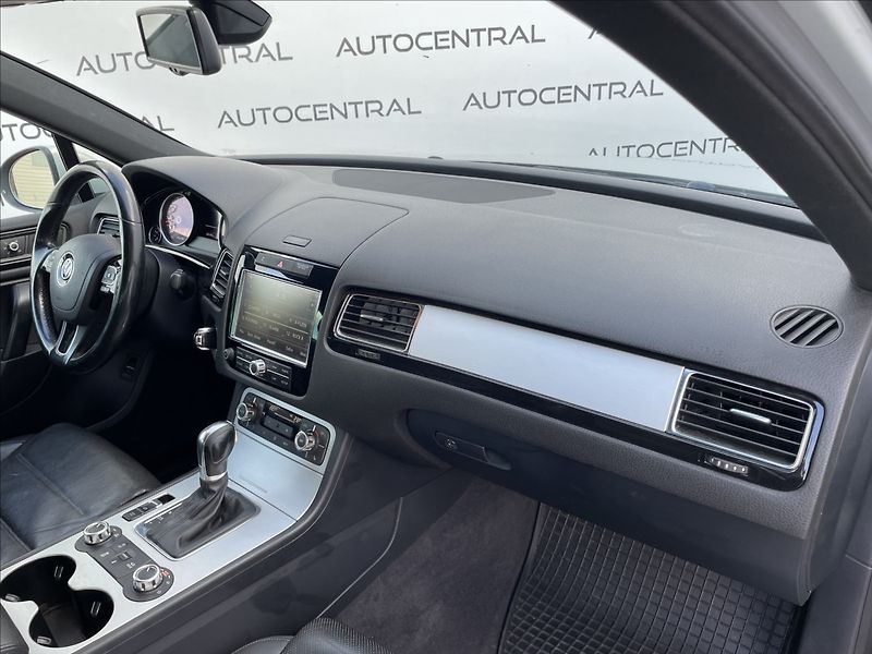 Volkswagen Touareg 3,0 TDi,V6,180kW,4x4,STK 5/28 - fotka 20 z 28
