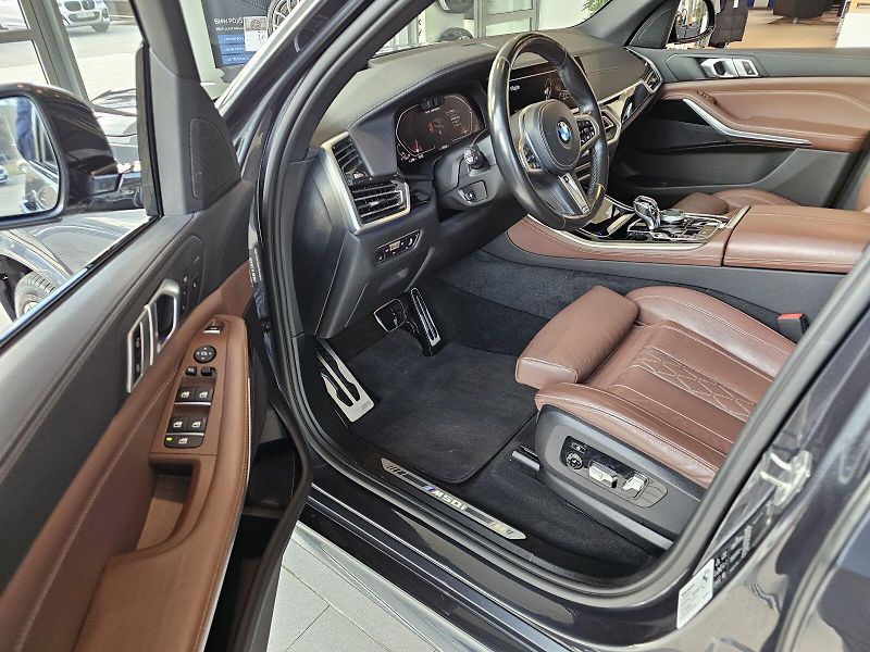 BMW X5 M50i - fotka 13 z 36