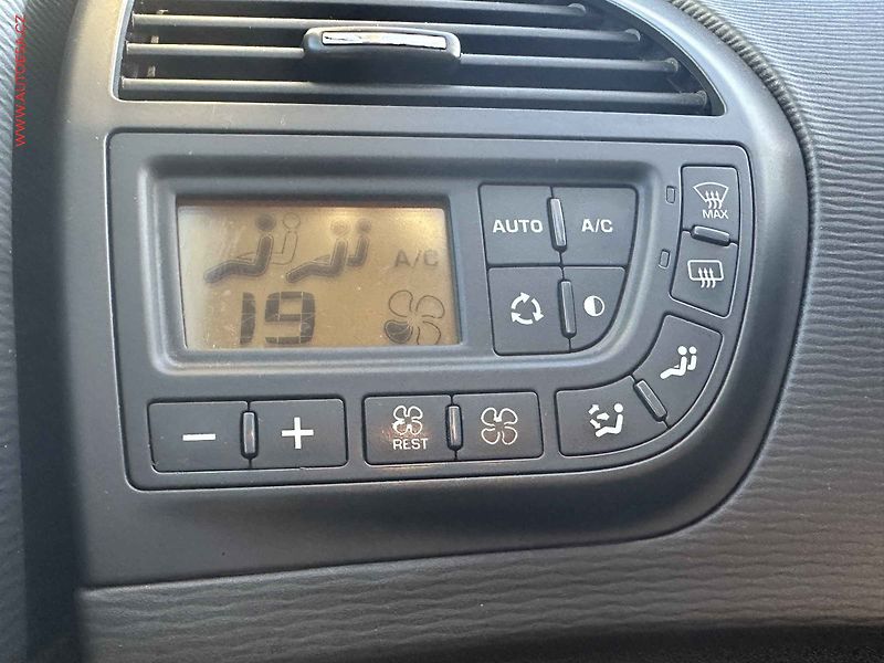 Citroën Grand C4 Picasso (2010) 1.6 HDi 7míst, 1.maj, autoAC - fotka 15 z 20