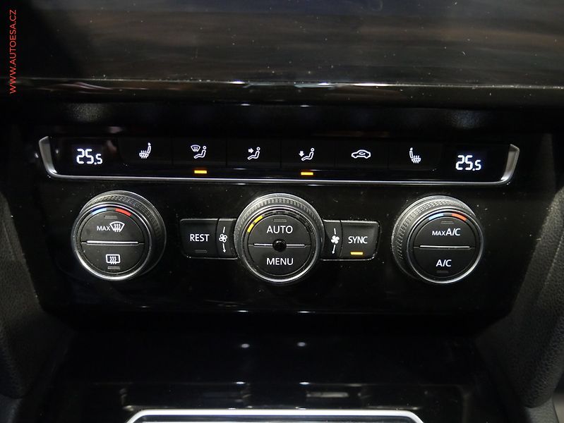 Volkswagen Passat (2019) 2.0 TDi, DSG, navi, LED - fotka 17 z 21