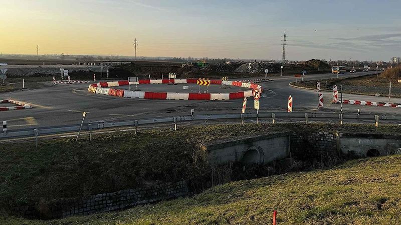Staveniště D55 U Strejčkova lomu, kde vyroste ekodukt, jehož konstrukci bude tvořit přesypaný klenbový rám z betonu o dvou polích.