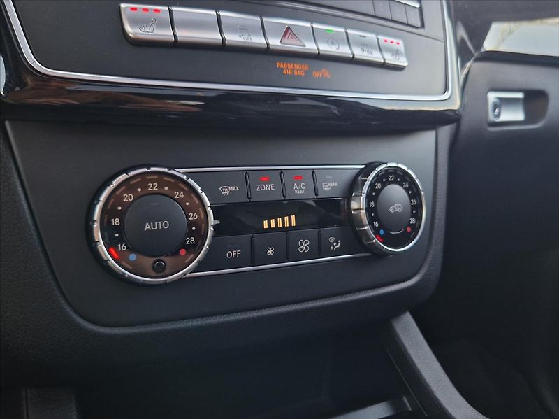 Mercedes-Benz GLE 3,0 i AMG 270kW 4MATIC PANORAM - fotka 26 z 50
