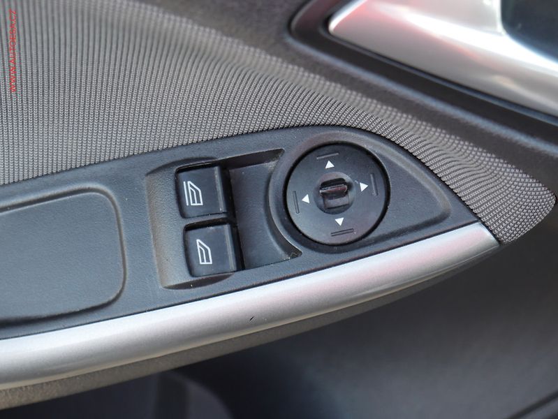 Ford Focus (2012) 1.6TDCi, ČR, Klima - fotka 11 z 14