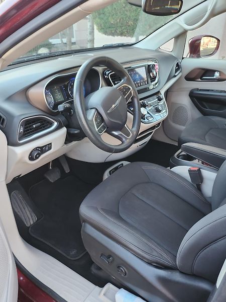 Chrysler Pacifica (2018)  Touring L, 8 míst, LPG, TZ - fotka 12 z 38
