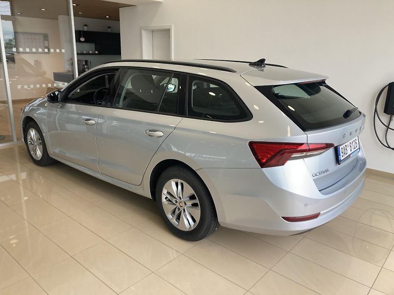 Škoda Octavia COMBI 2.0 TDI AMBITION - fotka 8 z 31